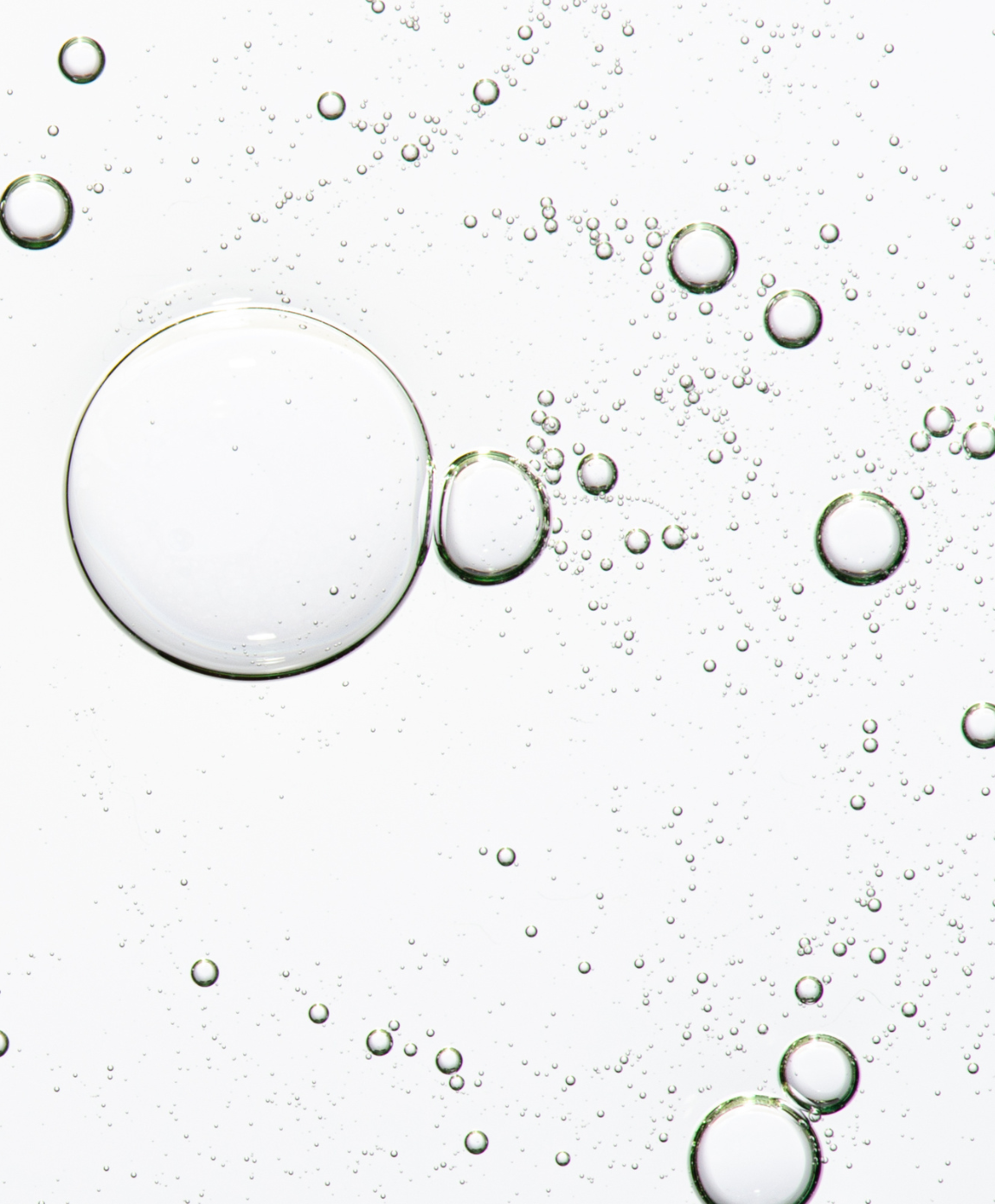 Luftblasen in transparenter Geltextur als Detailaufnahme.